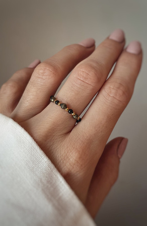 Pierścionek elastyczny kamienie naturalne czarny agat z pirytem