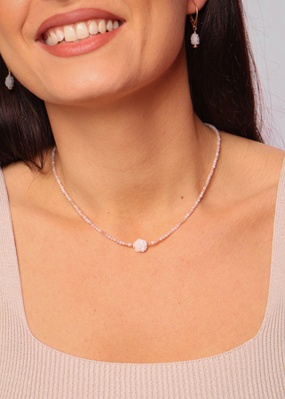 Naszyjnik opal z różą z masy perłowej