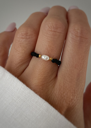 Pierścionek elastyczny czarny turmalin perła naturalna ochrona i dostatek