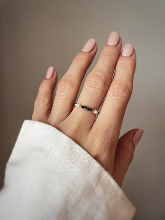 Elastic ring with natural spinel stones and pearls